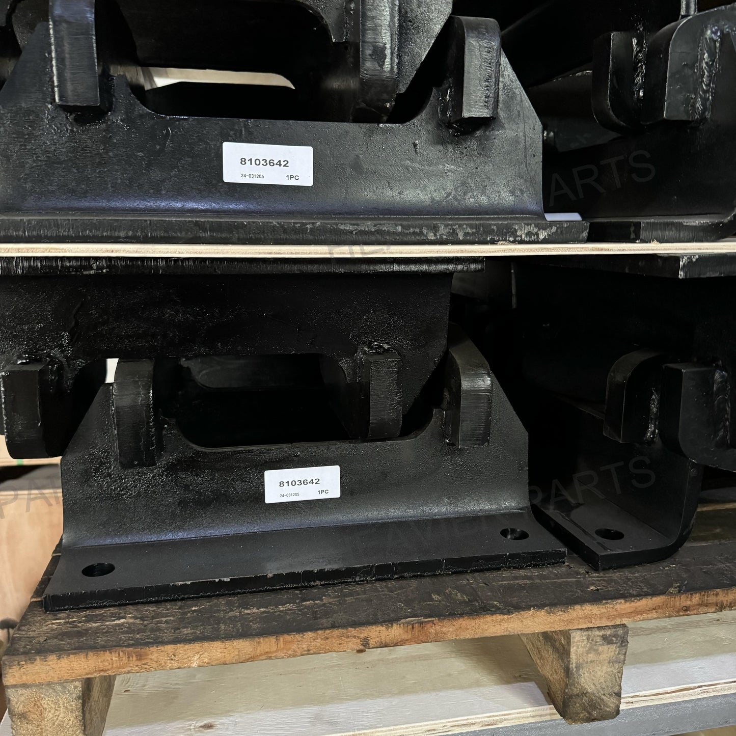 8103642 GUARD，TRACK